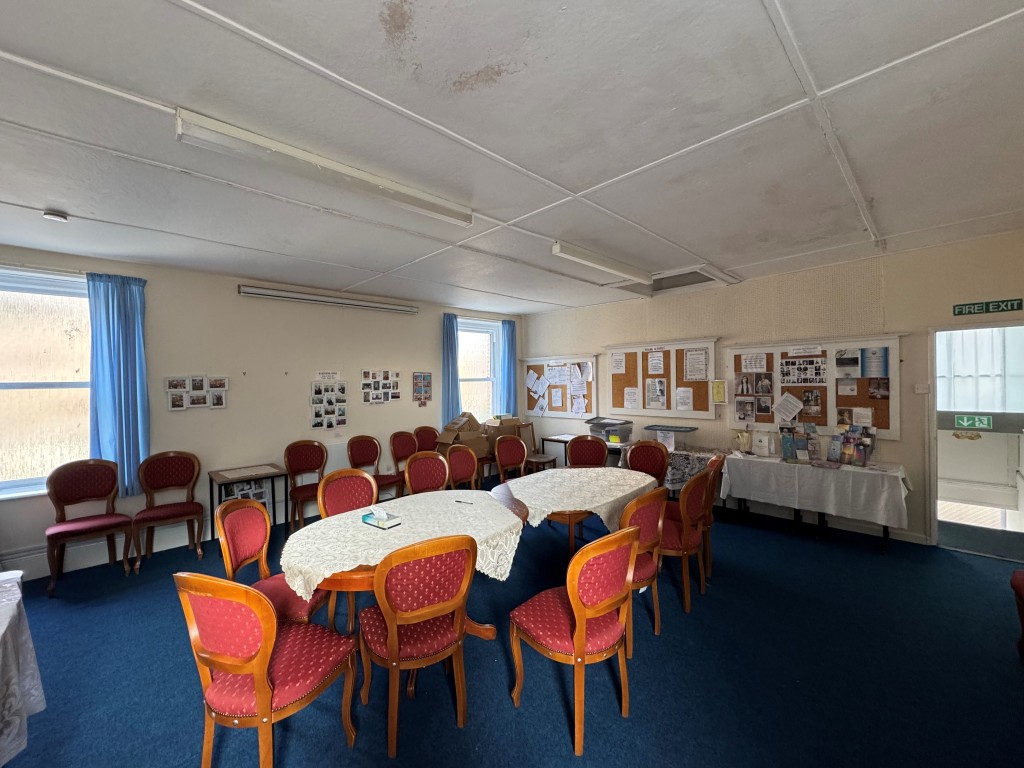 Lot: 87 - FREEHOLD TOWN CENTRE FORMER CHURCH OVER FOUR FLOORS WITH POTENTIAL - Meeting room